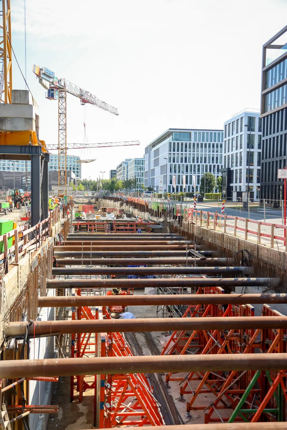 Baugrube der Stadtbahn U81 am Flughafen Düsseldorf